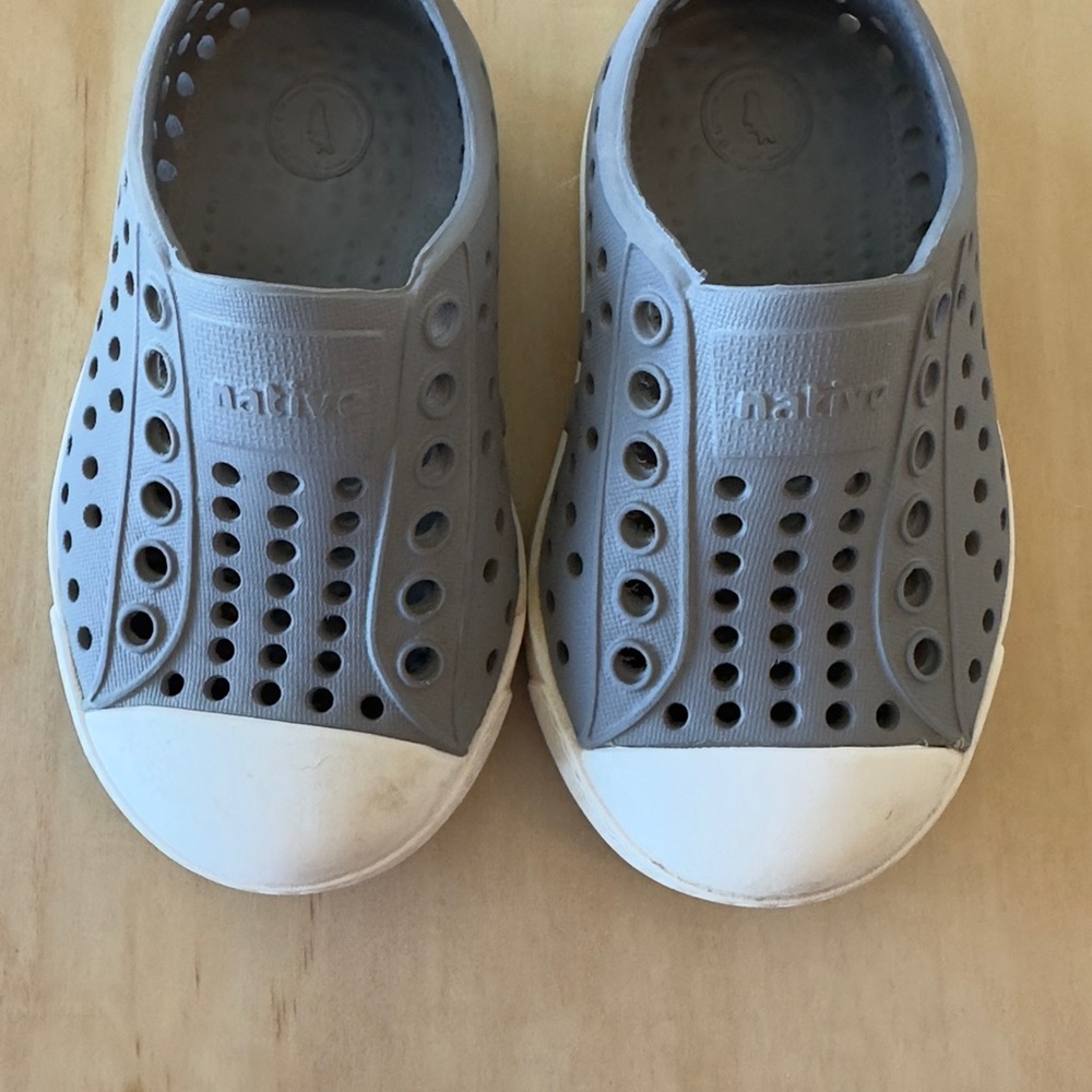 Native Kids Water Shoes in Gray and White